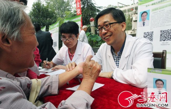 中医科博士后专家孙连庆正在给一位奶奶把脉