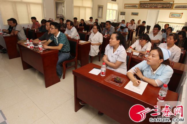 聂河中医医院的医护人员和当地乡医认真听讲座