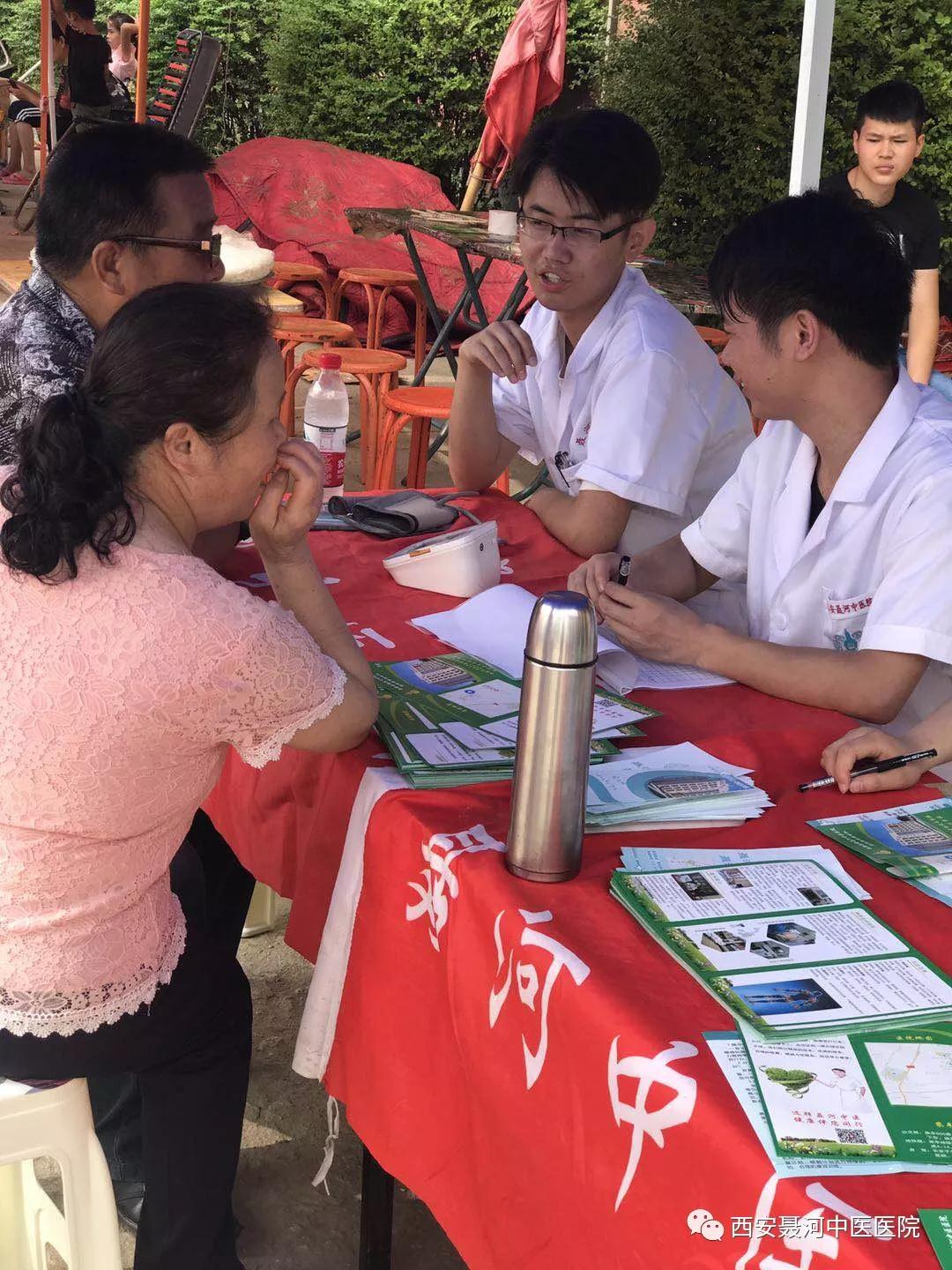 物理治疗师帮病人做康复练习设计图__广告设计_广告设计_设计图库_昵图网nipic.com